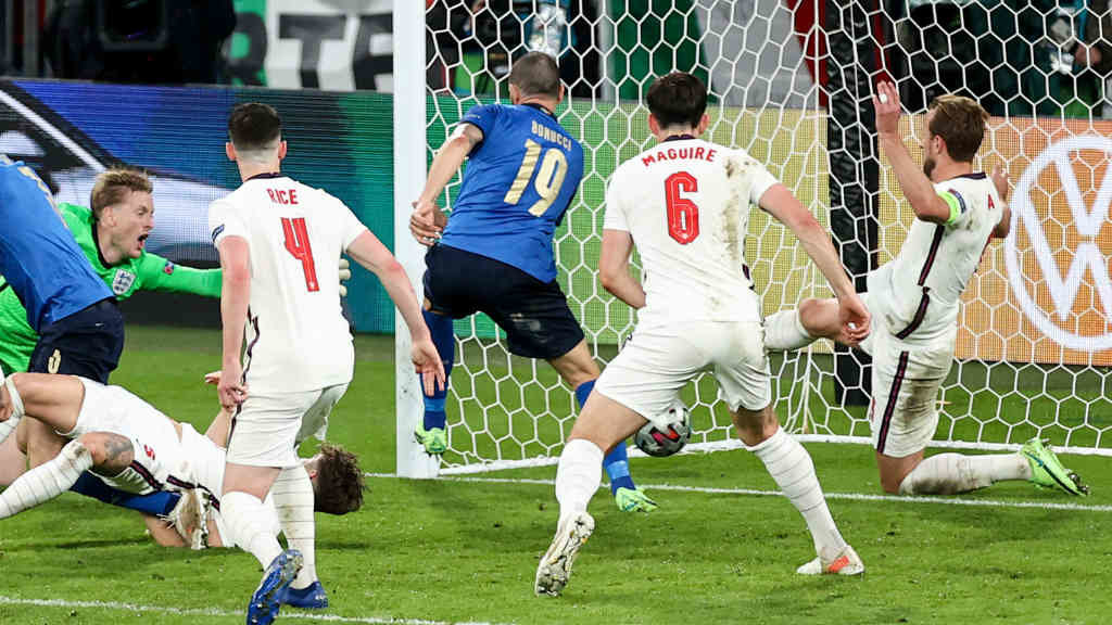 Italia soubo manter a tensión até o final diante Inglaterra e conseguiu empatar o encontro cun gol de Leonardo Bonucci (Europa Press).