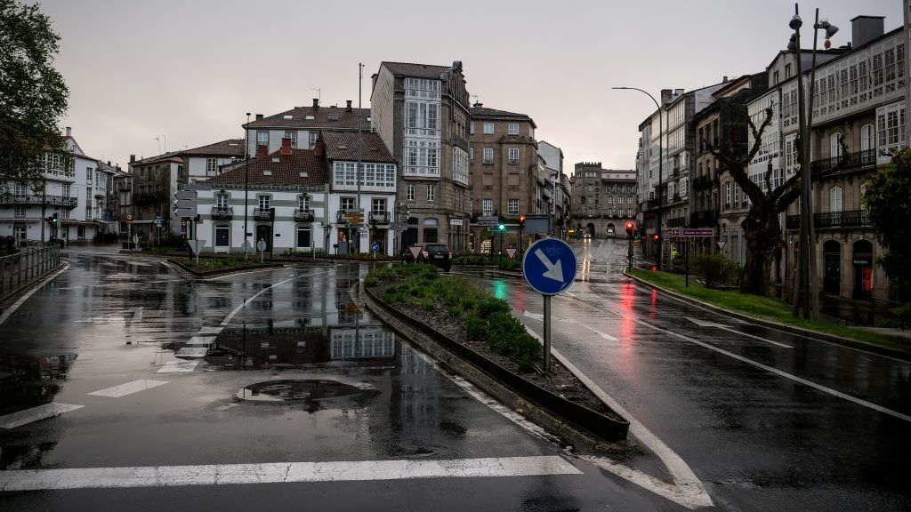 Unha rúa de Compostela case baleira no primeiro confinamento. (Foto: Arxina)
