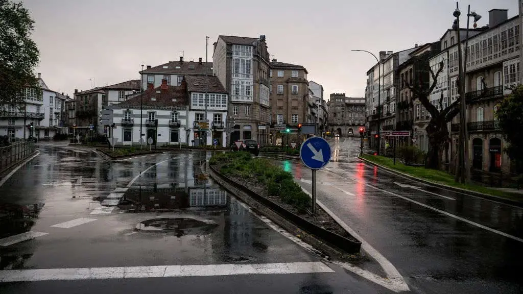 Unha r&uacute;a de Compostela case baleira no primeiro confinamento. (Foto: Arxina)
