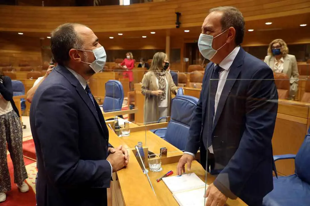 Os conselleiros Garc&iacute;a Comesa&ntilde;a e Valeriano Mart&iacute;nez, no pleno (Foto: Arxina)