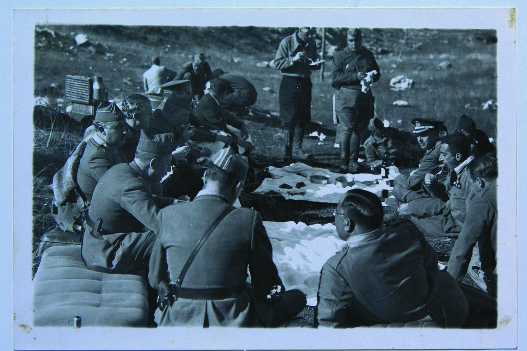 Comida entre o golpista Francisco Franco e un grupo de soldados durante a guerra civil española [Museo Reimóndez da Estrada. Fondo Blanco Fuentes].