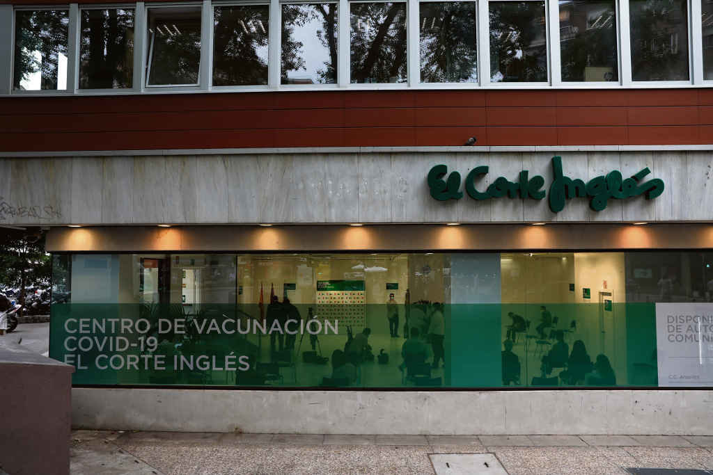 Centro de vacinación do Corte Inglés en Madrid o 7 de xullo. (Foto: Isabel Infantes / Europa Press)