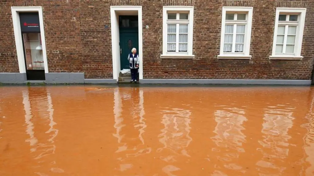 Unha r&uacute;a asolagada en Erftstadt, Alema&ntilde;a, nesta sexta feira (Foto: Thilo Schmuelgen / Reuters).