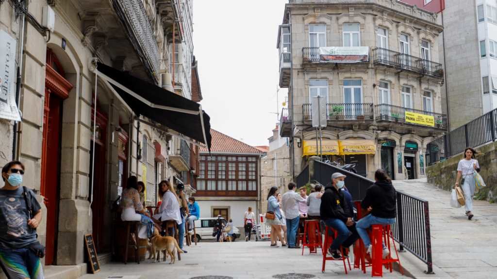 Varias persoas nunha terraza de Vigo (Foto: Marta Vázquez Rodríguez / Europa Press).