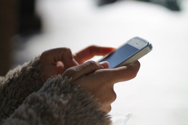 Unha persoa usa o móbil (Foto: Nós Diario).