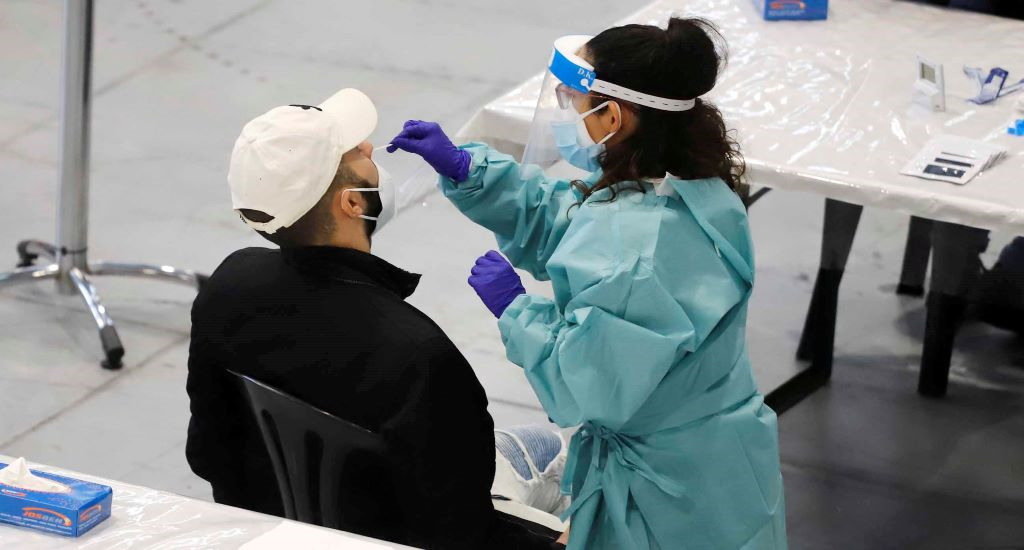 Un home sométese a un test de antíxenos no recinto feiral de Vigo a primeiros de ano. (Foto: Marta Vázquez Rodríguez / Europa Press).
