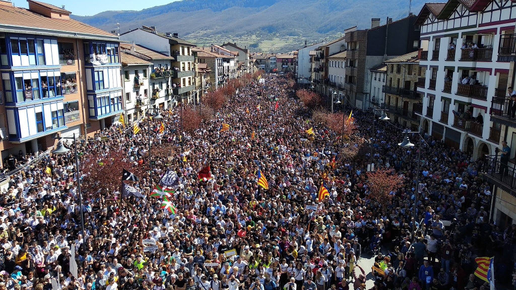 Manifestación en 2019 en Altsasu pedindo a liberdade dos acusados. (Foto: Twitter)