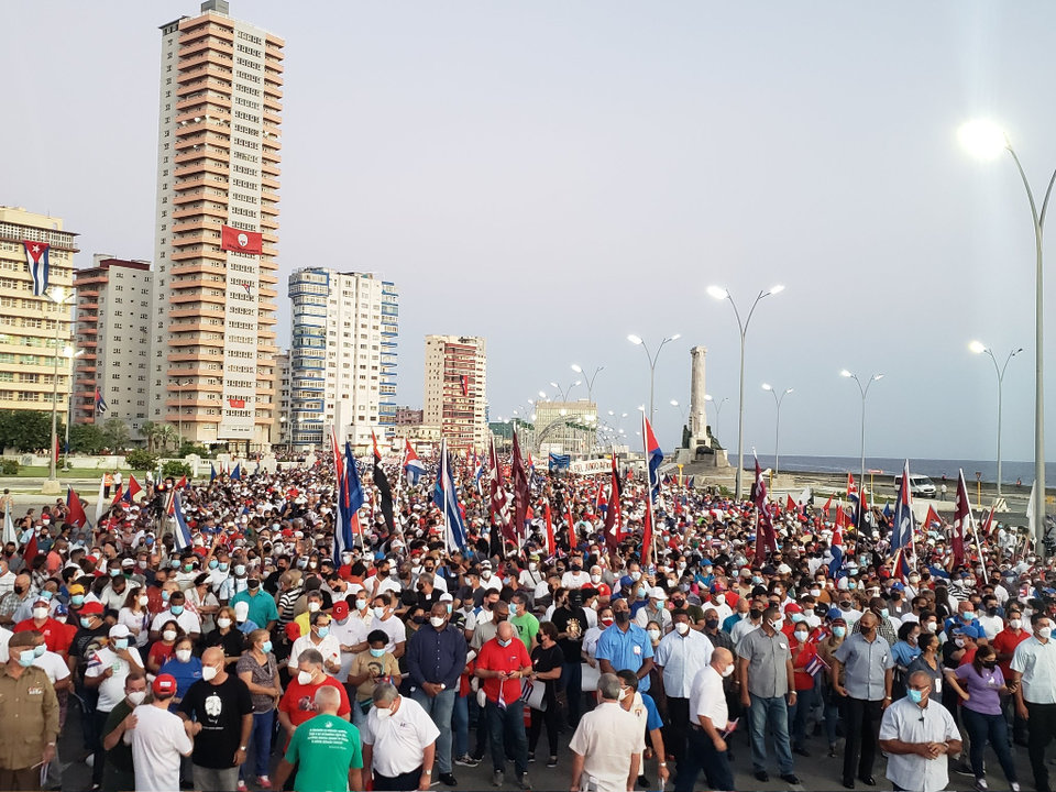 Manifestación a prol da Revolución o pasado sábado no malecón da Habana (Cuba). (Foto: Granma)