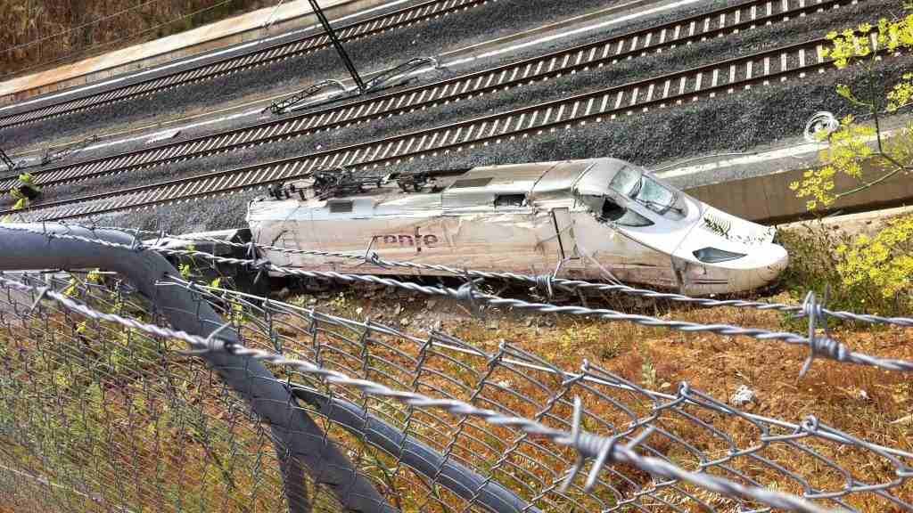 O tren Alvia accidentado en Angrois en 2013. (Foto: Europa Press)