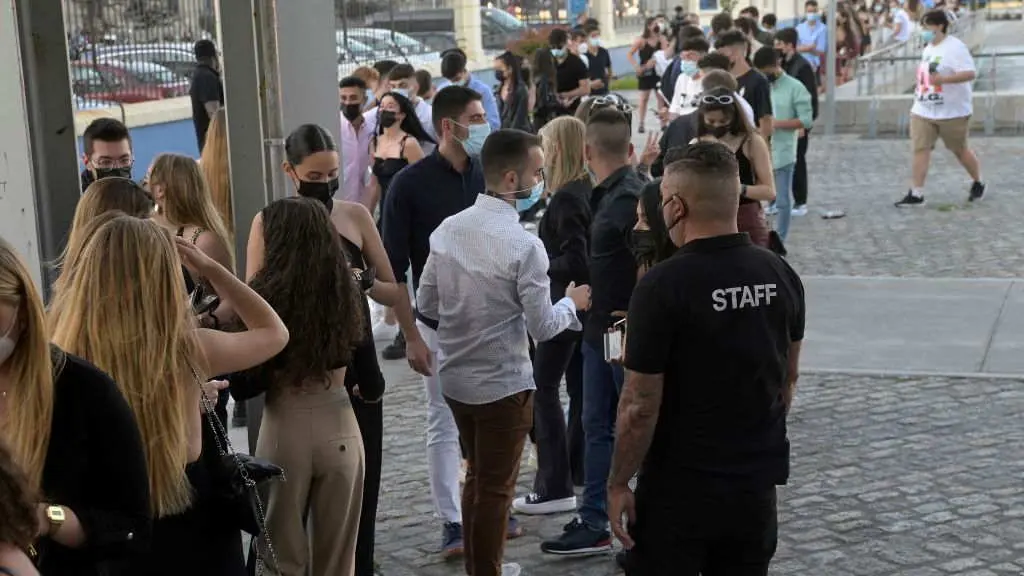 A mocidade agarda para acceder a unha das probas piloto do lecer nocturno. (Foto: M. Dylan / Europa Press) #lecernocturno #hostalar&iacute;a #restrici&oacute;ns #fechamento #coronavirus #covid19 #contaxios #pandemia #xunta #comit&eacute;cl&iacute;nico #quintaonda
