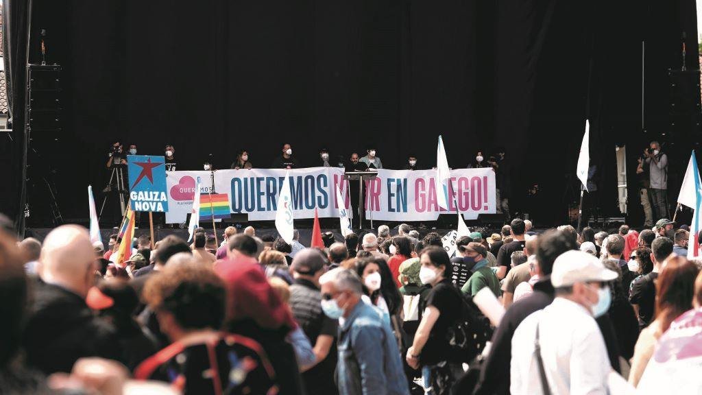 Concentración de Queremos Galego na  praza do Obradoiro o 17 de maio de 2021. (Foto: Arxina)