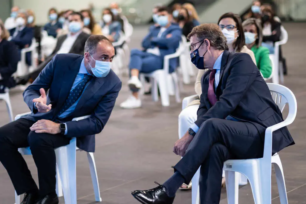 Julio Garc&iacute;a Comesa&ntilde;a e Alberto N&uacute;&ntilde;ez Feixoo en xullo. (Foto: Xunta da Galiza)