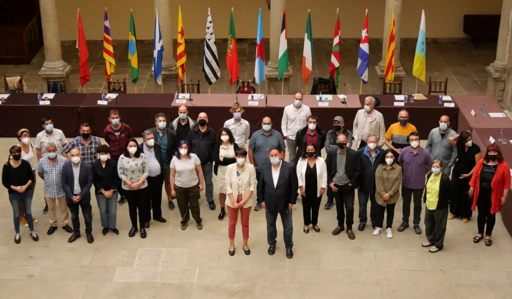 A portavoz nacional do Bloque Nacionalista Galego (BNG), Ana Pont&oacute;n (centro) e o presidente de ERC, Oriol Junqueras (centro), no acto de recepci&oacute;n &aacute;s forzas convidadas a participar no D&iacute;a d&aacute; Patria (Foto: Arxina)