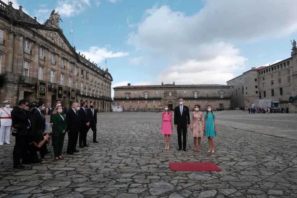 A vicepresidenta primeira do Goberno e ministra de Asuntos Econ&oacute;micos e Transformaci&oacute;n Dixital, Nadia Calvi&ntilde;o (2i); o presidente da Xunta de Galicia, Alberto N&uacute;&ntilde;ez Feij&oacute;o (5i); a princesa de Asturias (4d); o rei Felipe VIN (3d); a ra&iacute;&ntilde;a Letizia (2 - C&eacute;sar Arxina - Europa Press