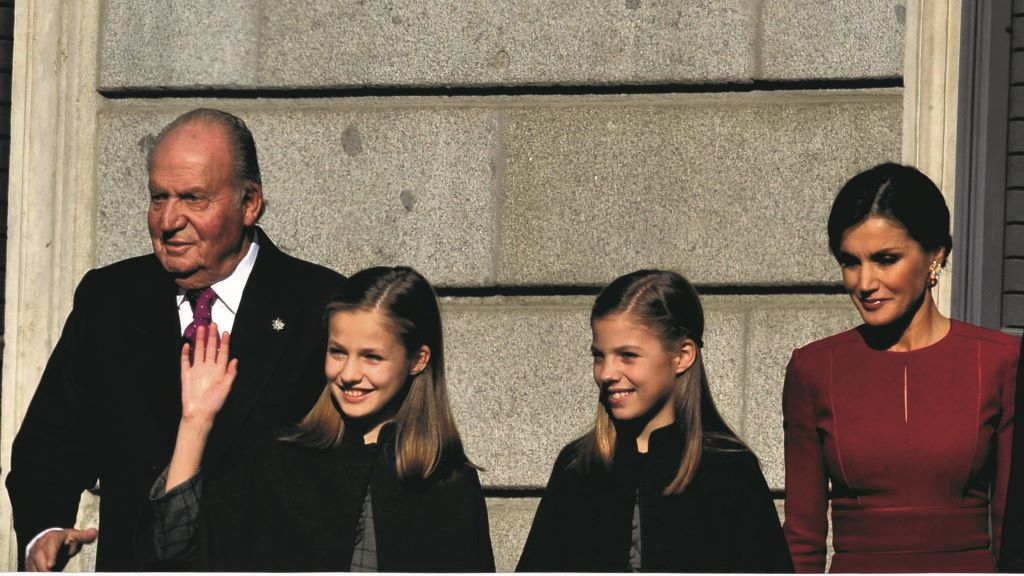 Juan Carlos de Borbón, coa princesa Leonor, a infanta Sofía e a raíña Letizia, nunha imaxe de arquivo. (Foto: Europa Press)