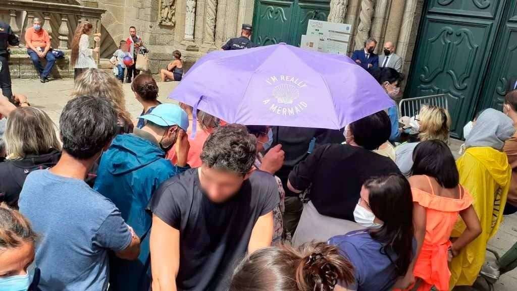 Aglomeración de persoas este 25 de xullo ás portas da catedral. (Foto: Nós Diario)