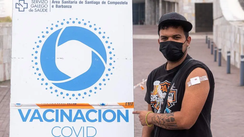 Menores de 30 anos e adolescentes ve&ntilde;en de sumarse &aacute; vacinaci&oacute;n masiva. (Foto: Arxina).