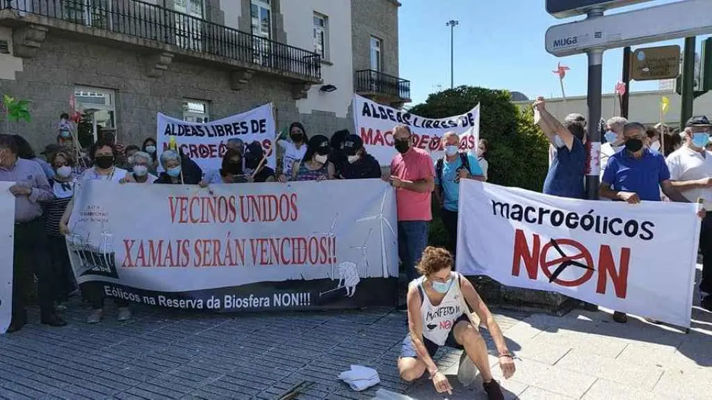 Protesta ante a delegaci&oacute;n do Goberno espa&ntilde;ol a pasada semana. (Foto: Eiqu&iacute; e&oacute;licos non)