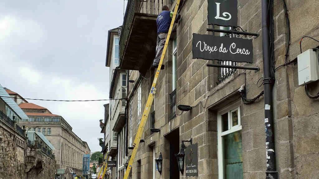 Traballadores dunha subcontrata instalando fibra en Compostela (Riobó Prada).