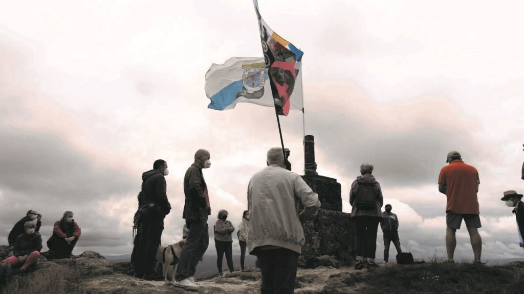 No alto do Pico Sacro, a lectura da  'Alba de Groria' de Castelao. (Foto: X. C. Garrido)