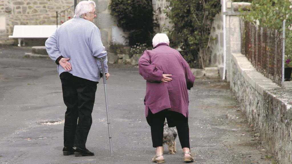 Dúas persoas maiores (Foto: Arxina).