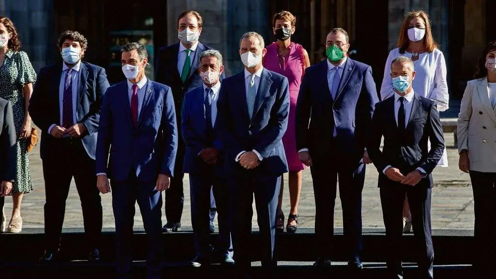 Felipe VI e Pedro S&aacute;nchez cos presidentes auton&oacute;micos nun momento da conferencia. (Foto: Europa Press)