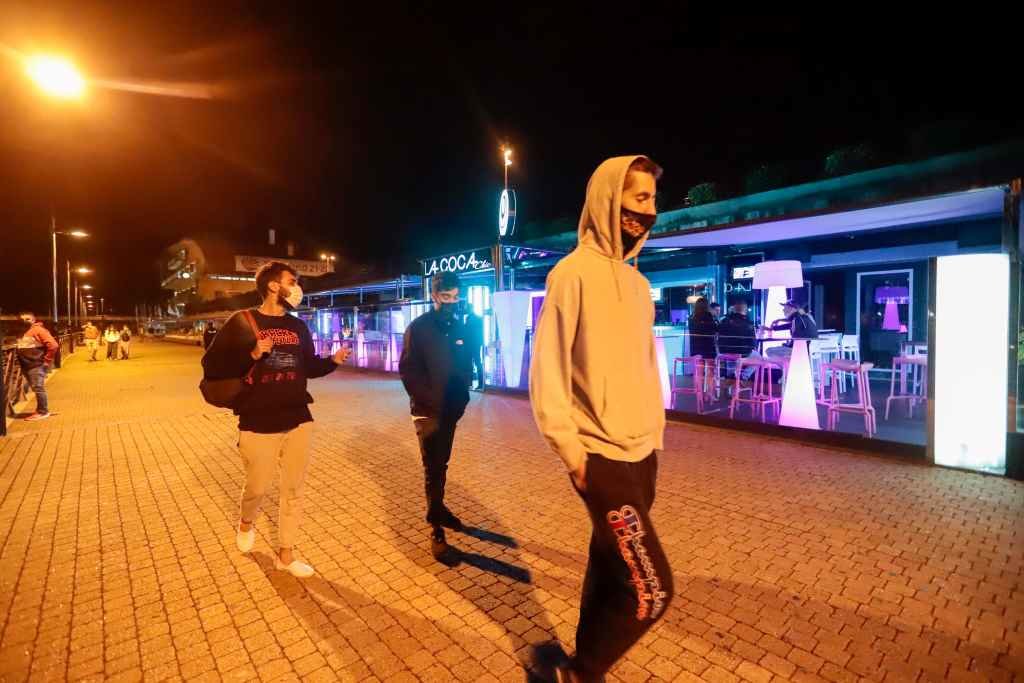 Xente moza por unha zona de locais de ocio nocturno en Sanxenxo. | Marta Vázquez Rodríguez - Europa Press