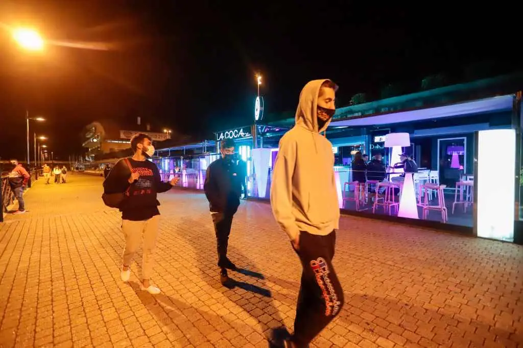 Xente moza por unha zona de locais de ocio nocturno en Sanxenxo. | Marta V&aacute;zquez Rodr&iacute;guez - Europa Press