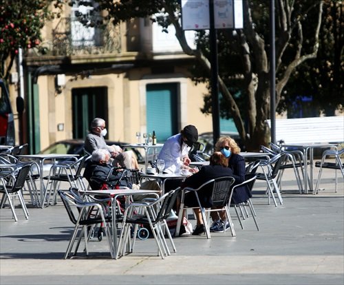 Comensais desfrutan na terraza dun restaurante de Ferrol. Foto: Mero barral / Europa Press