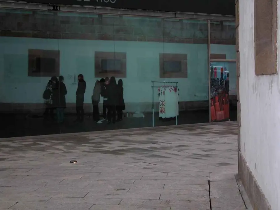 Instalaci&oacute;n fotogr&aacute;fica de Carme Nogueira, unha das artistas que participan na residencia, na fachada do Espazo Anexo, MARCO, Vigo.
