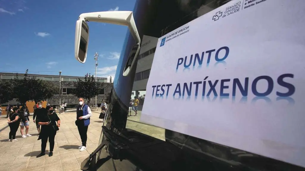 Punto de cribado con tests de ant&iacute;xenos na Mari&ntilde;a, unha das zonas m&aacute;is afectadas pola pandemia (Foto: Carlos Castro / Europa Press).