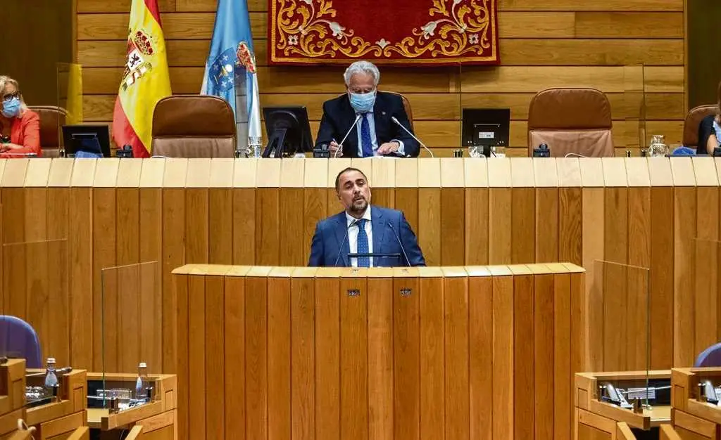 O conselleiro Julio Garc&iacute;a Comesa&ntilde;a intervindo no Parlamento da Galiza (Foto: Europa Press)