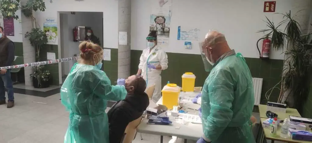 Persoal sanitario no centro de Sa&uacute;de Via&ntilde;o Pequeno de Trazo. (Foto: Sergas)