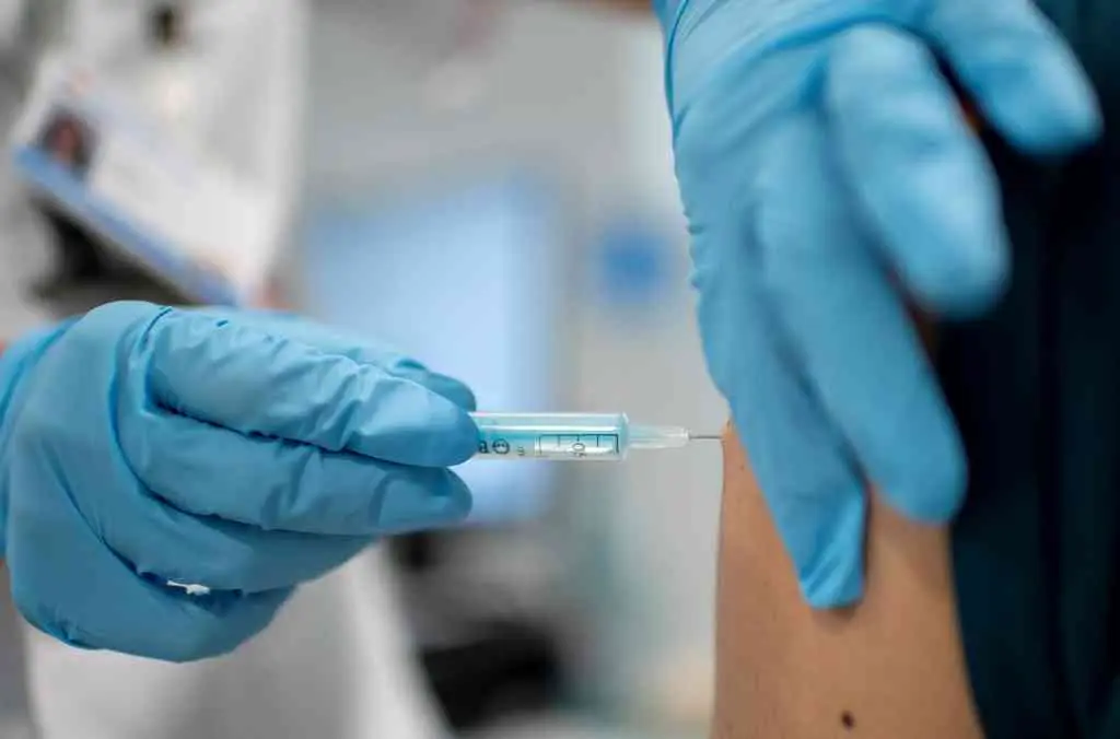 Unha moza recibe a primeira dose da vacina de Pfizer (Foto: Alberto Ortega / Europa Press)
