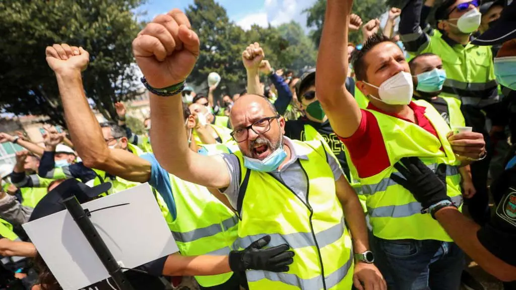 Traballadores de Ence protestan durante a lectura do preg&oacute;n das Festas da Peregrina. (Foto: Beatriz Ciscar / Europa Press).