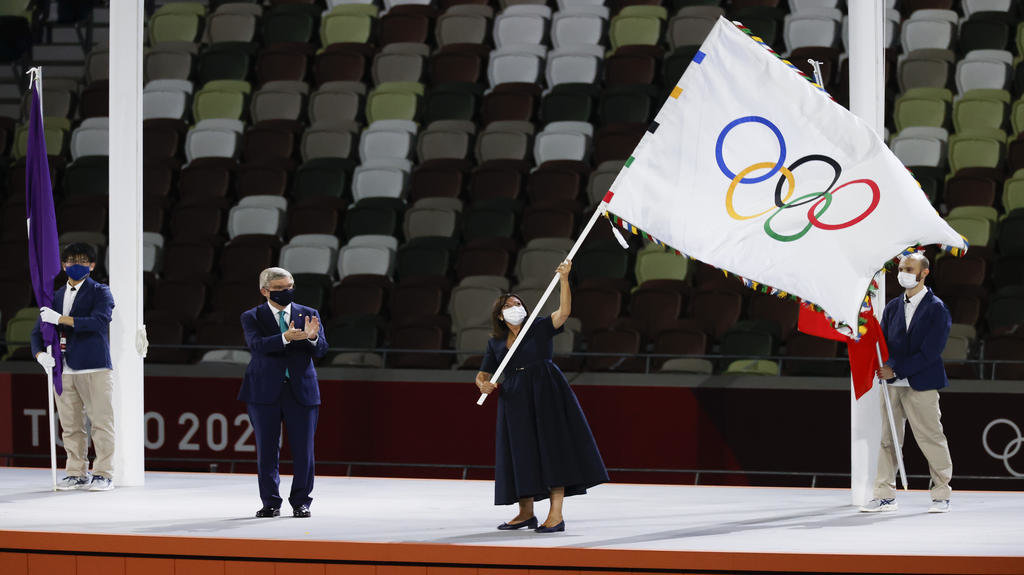 A  alcaldesa de París, Anne Hidalgo, recibe o pendón olímpico do presidente do COI. (Foto: Europa Press).