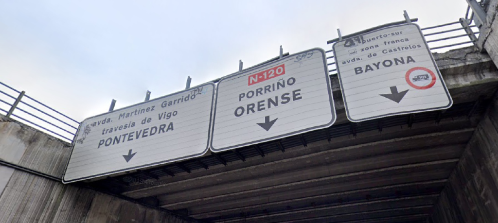 Exemplo de toponimia deturpada na sinalización viaria (Foto: Nós Diario)