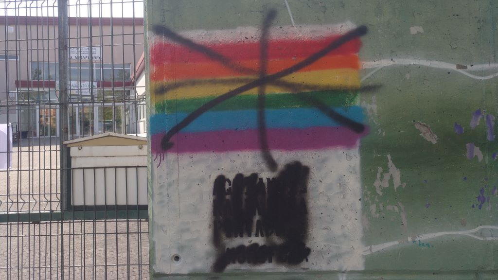 Simboloxía pola liberdade afectiva e sexual vandalizada en Oleiros.