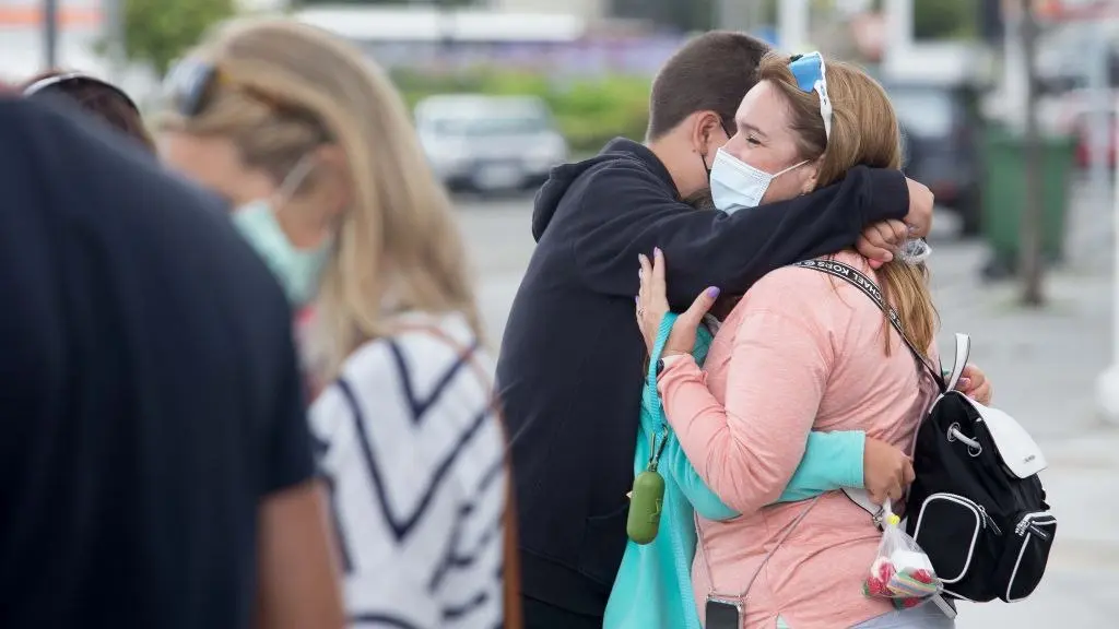 Abrazo na Mari&ntilde;a o &uacute;ltimo d&iacute;a do mes de xullo. (Foto: Carlos Castro / Europa Press).