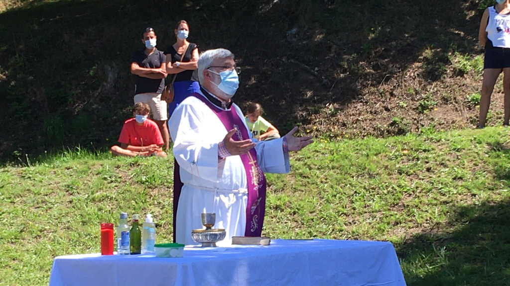 O cura de Xestoso oficiou unha misa contra os eólicos no mosteiro de Monfero. (Foto: Monfero Di Non).