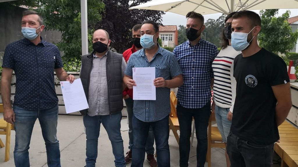 Representantes do colectivo de hostaleiros que reclama a suspensión do certificado Covid como requisito de acceso. (Foto: Europa Press).