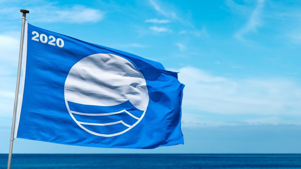 Unha das bandeiras azuis que se ofrecen cada ano ás praias coas supostas mellores condicións. (Foto: Xunta da Galiza).
