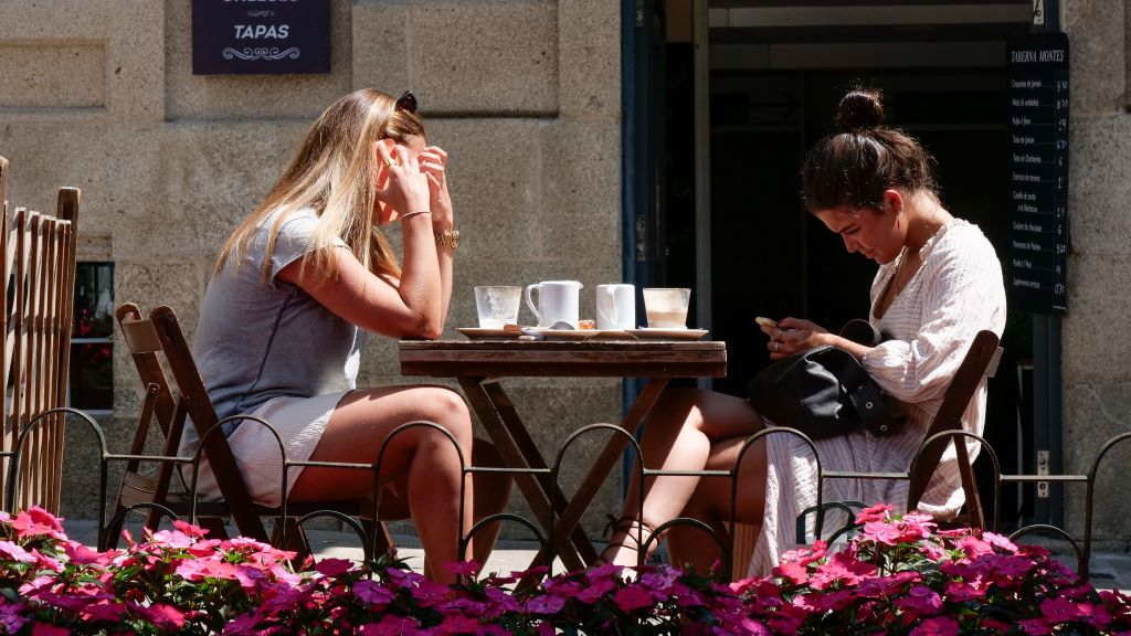 Dúas mozas nunha terraza de Compostela (Foto: Arxina)
