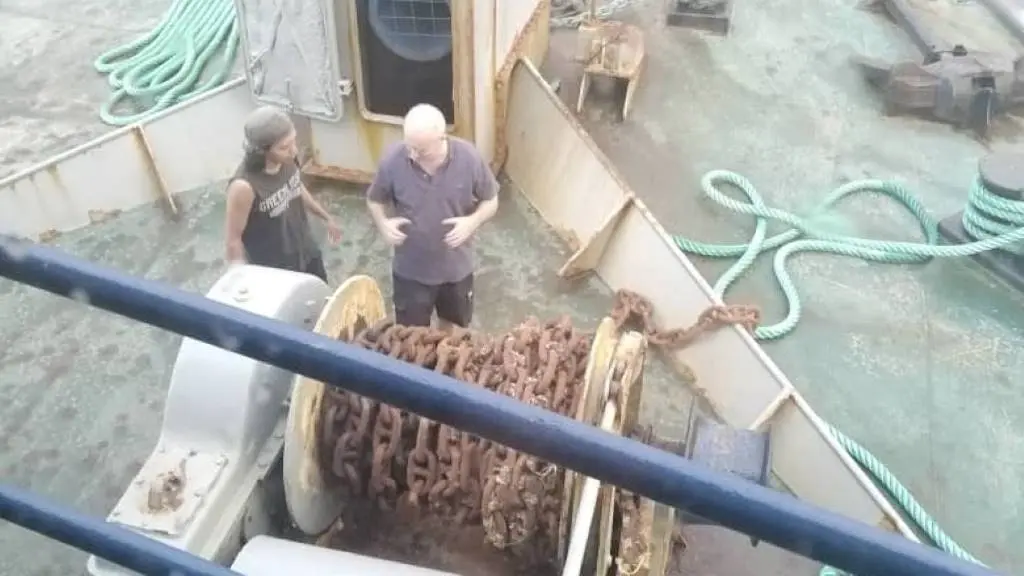 O capit&aacute;n Pablo Costas &mdash;dereita&mdash; est&aacute; acusado de pesca ilegal malia non se atoparen indicios (Foto: Cedida).
