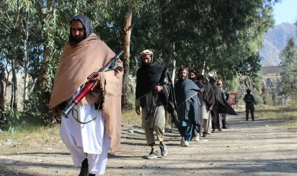 EuropaPress_3582966_miembros_taliban_ceremonia_rendicion_provincia_kunar_noreste_afganistan EMRAN WAAK-min