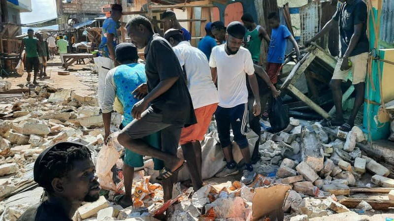 Poboación haitiana entre o cascallo tras o terremoto (Foto: Unicef).