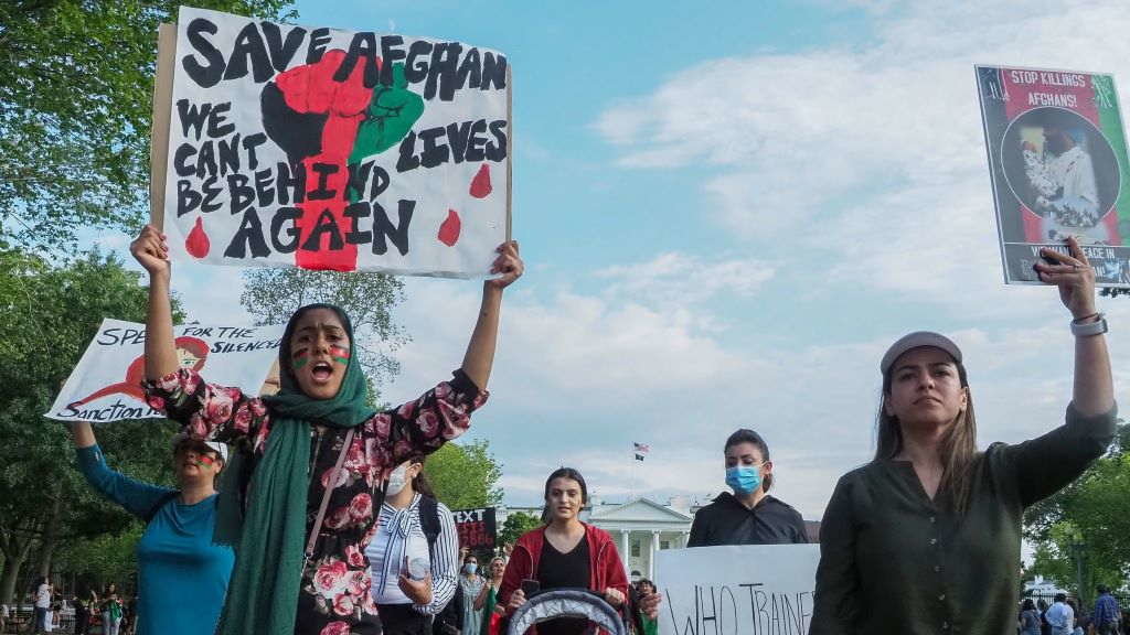 Mulleres afgás protestas ante a Casa Blanca tras a conquista talibán de Kabul (Foto: Sue Dorfman)