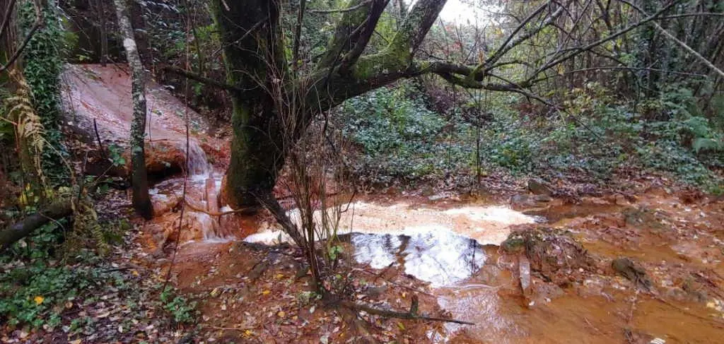 Vertidos procedentes da mina de Touro (Foto: Europa Press).