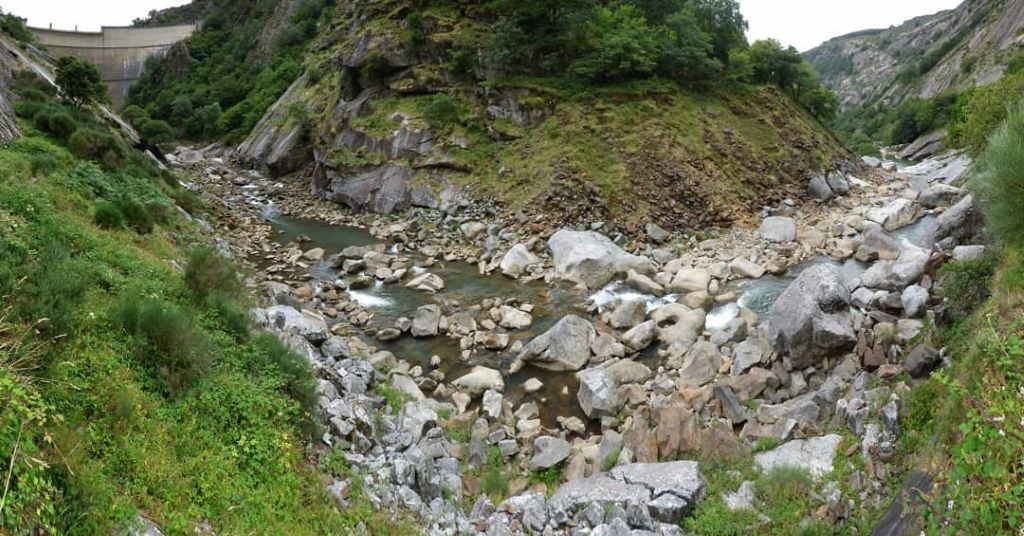 Situación do treito do río Eume entre o encoro da Capela e a central hidroeléctrica Endesa esta segunda feira, 16 de agosto (Foto: Colectivo Terra).