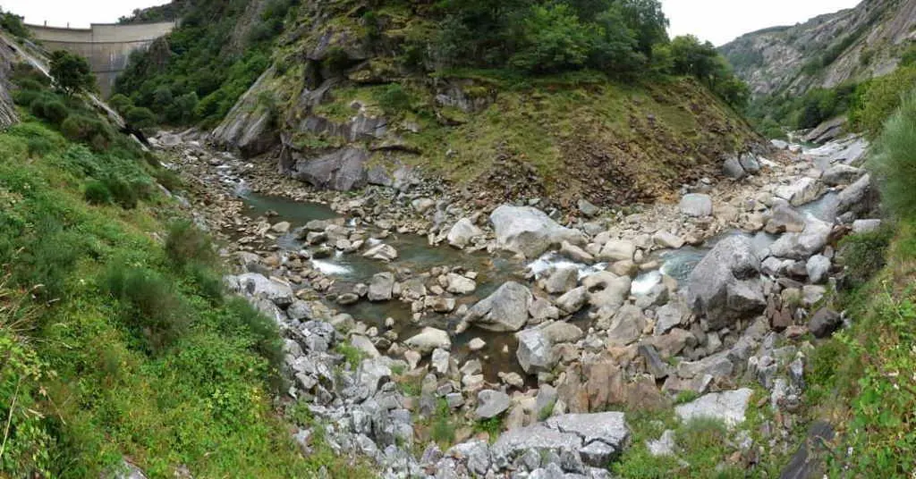 Situaci&oacute;n do treito do r&iacute;o Eume entre o encoro da Capela e a central hidroel&eacute;ctrica Endesa esta segunda feira, 16 de agosto (Foto: Colectivo Terra).